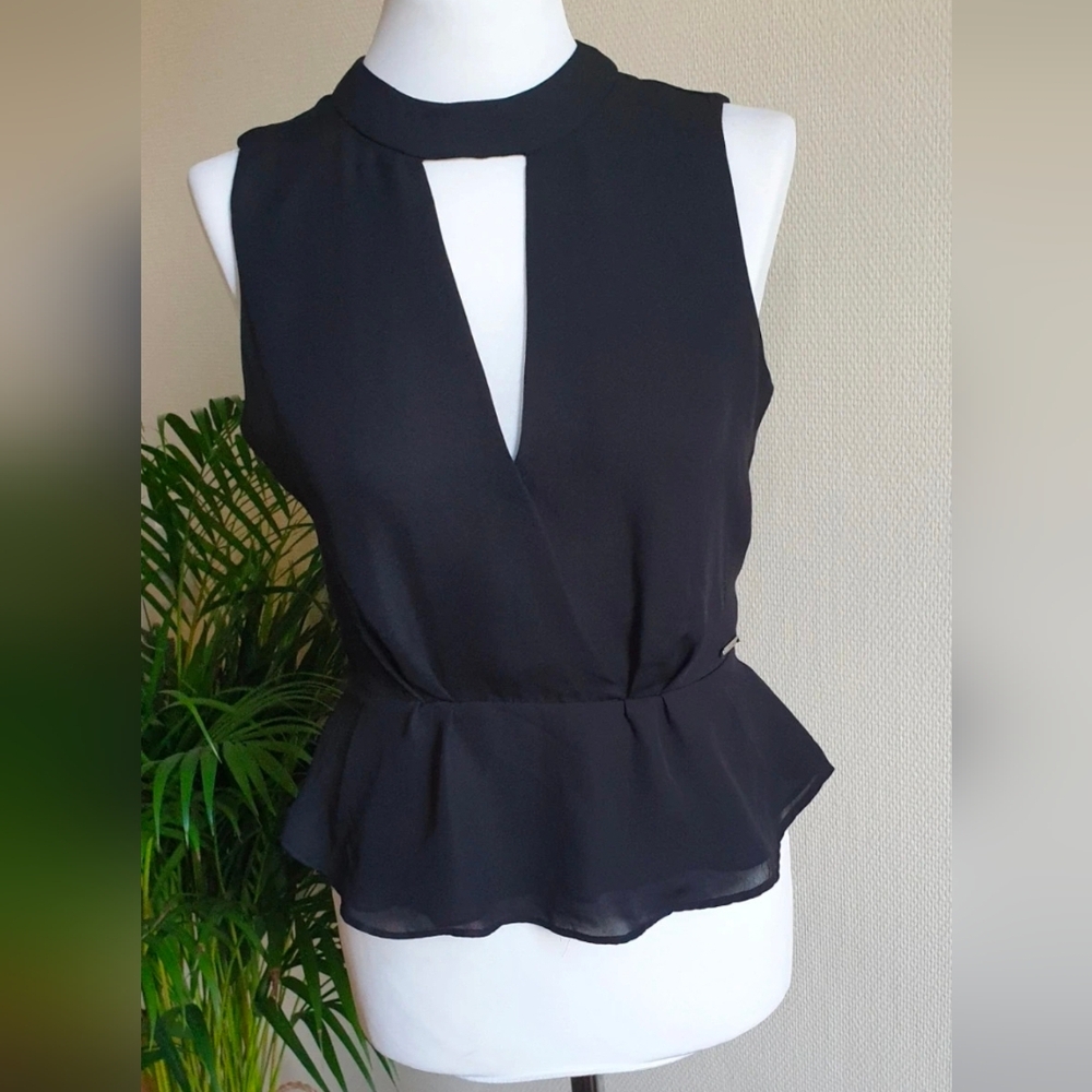GUESS Black Sleeveless Peplum V-Neck Top - S